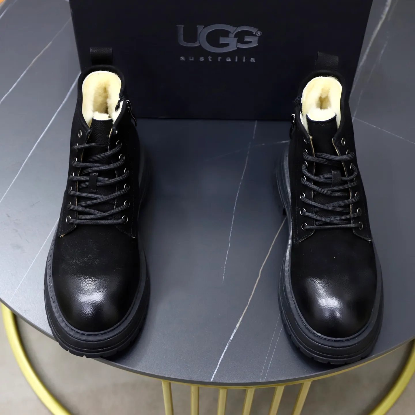 Ex-factory price: 680💰Thick wool imported from Australia Brand: UGG genuine purchasing agent Size: 38-44 (customized in 45) Grade: Official website 1:1 Material: First-layer genuine leather waterproof and antifreeze upper Real wool lining Original non-slip Soft wear-resistant outsole Style category: Men's casual shoes Trendy style Comfortable on the feet Color: Official website color synchronization